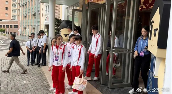 中國奧運健兒赴港專程探校！這所香港名校大有來頭！